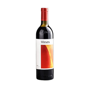Wine bottle labeled 'Minas' on a white background